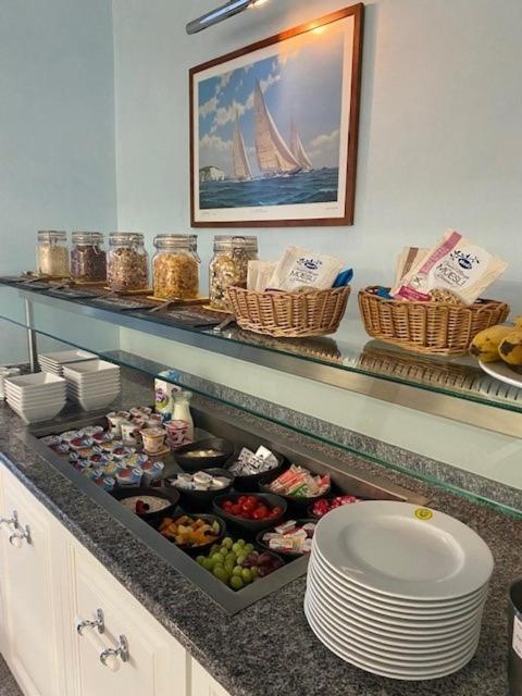 Holiday Hotel Yachtsport Resort Lago Maggiore Brissago Buitenkant foto