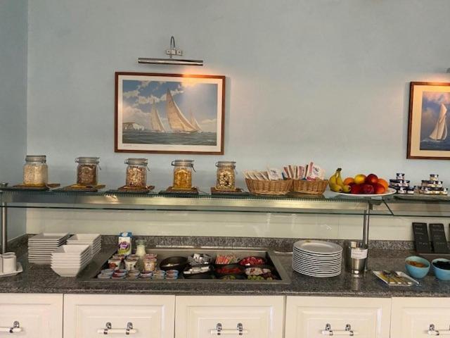 Holiday Hotel Yachtsport Resort Lago Maggiore Brissago Buitenkant foto