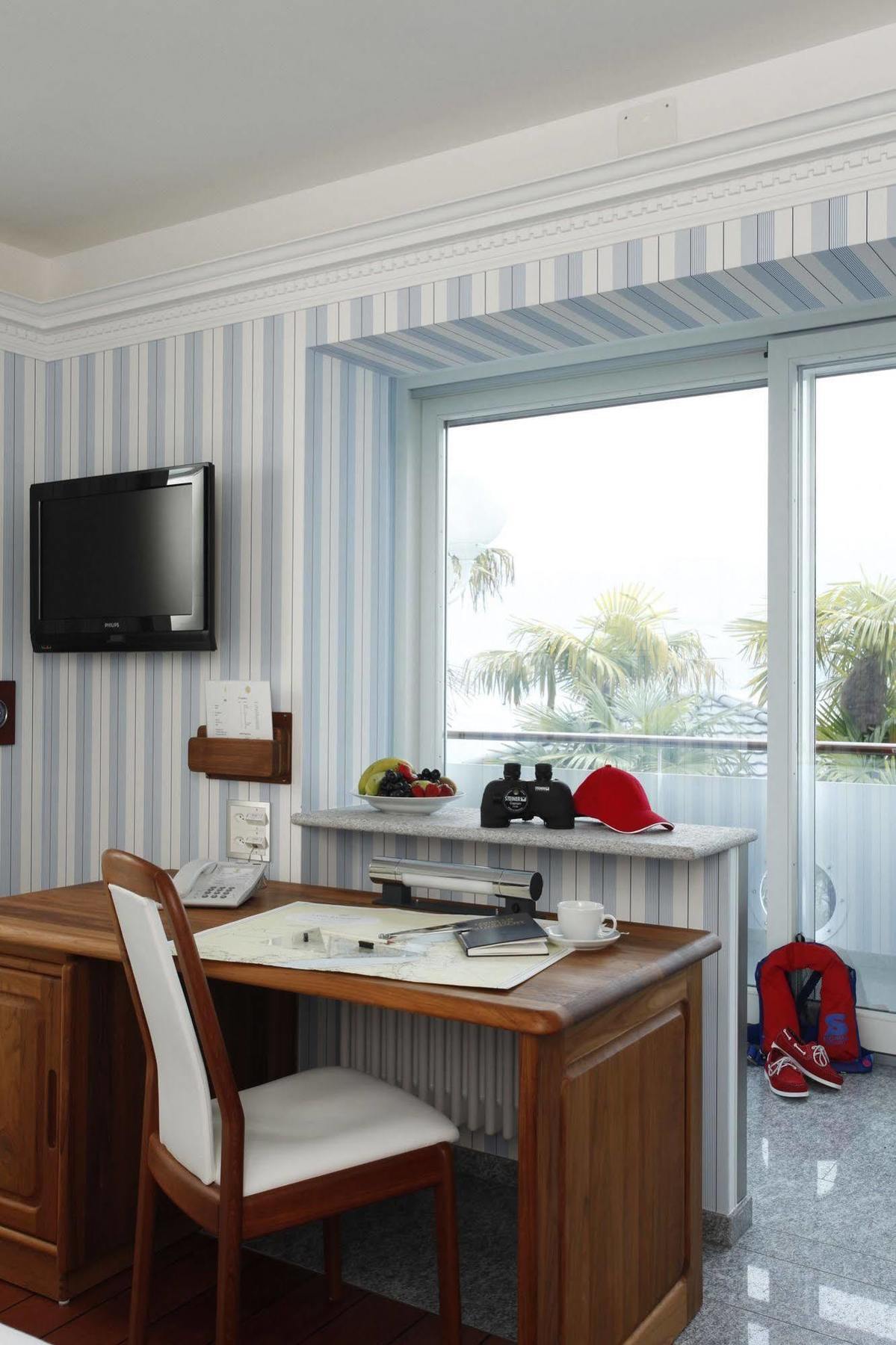 Holiday Hotel Yachtsport Resort Lago Maggiore Brissago Buitenkant foto